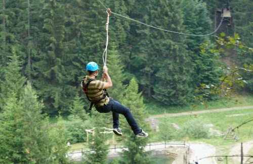 Zábavno-adrenalínová atrakcia zipwire alebo zipline